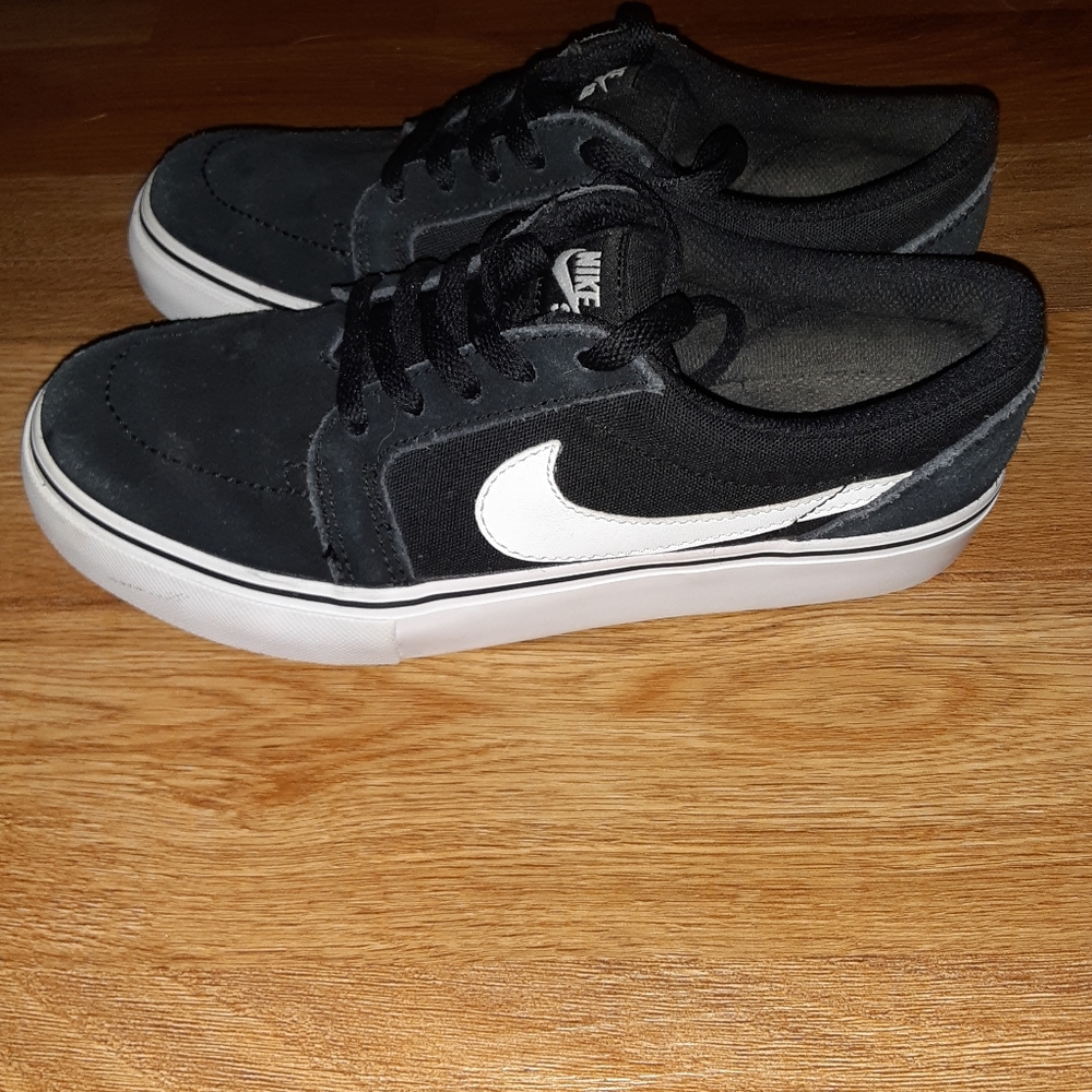 Nice boys girls 4Y Nike SB black tennis shoes